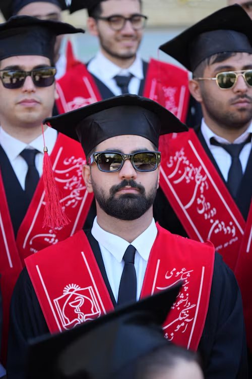 خريجون بأزياء التخرج